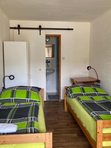 1 dormitorio con 2 camas y baño en Lávka Park Skochovice, en Vrané nad Vltavou