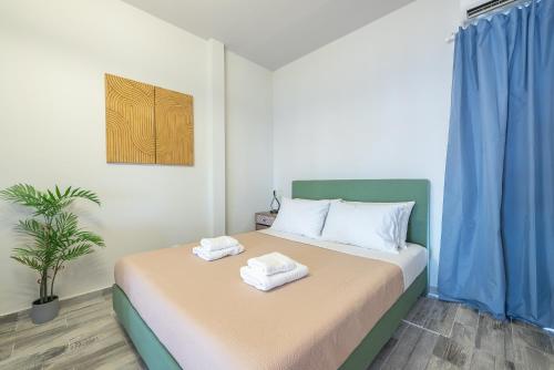 um quarto com uma cama com toalhas em Sunny studio with Starlight balcony em Atenas