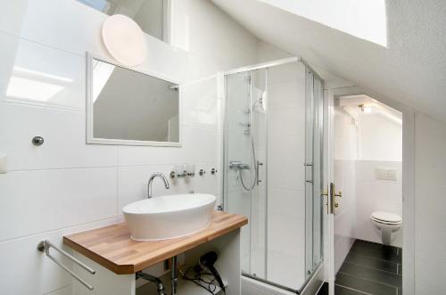 a bathroom with a sink and a shower at Villa Fokken Bootsmannsquartier in Esens