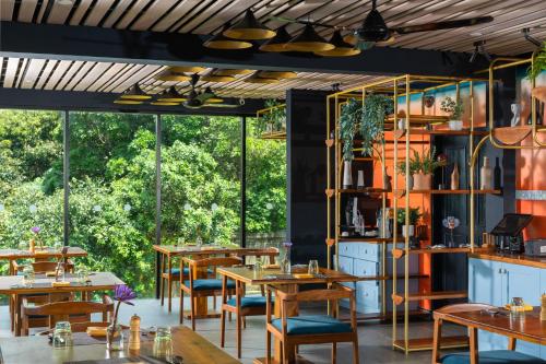 烏納瓦圖納的住宿－Agnus Unawatuna，餐厅设有桌椅和大窗户。