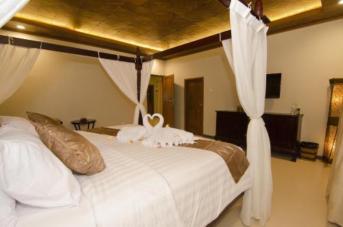 Una cama o camas en una habitación de Syailendra Hotel Syariah