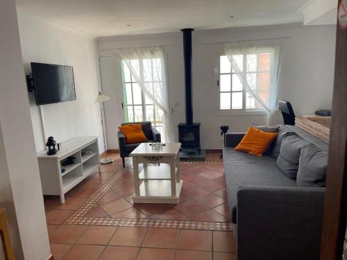 - un salon avec un canapé et une table dans l'établissement Casa Calderón, à Marbella