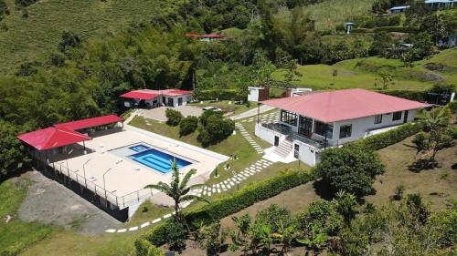 una vista aérea de una casa con piscina en FINCA LAS MARÍAS 2, en Vergara