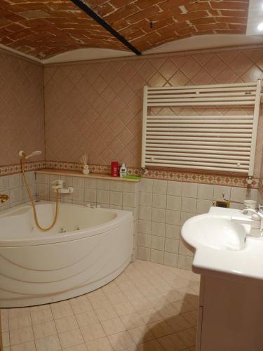 ein Badezimmer mit Badewanne und Waschbecken in der Unterkunft Casa Collarano in San Demetrio neʼ Vestini