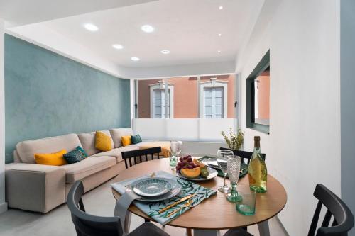 a living room with a table and a couch at Apartamento Trébol in Santa Cruz de Tenerife