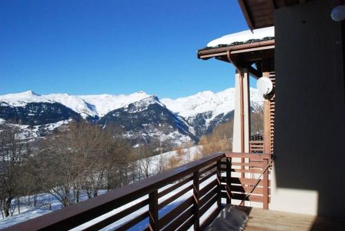 的住宿－LA PLAGNE MONTALBERT Chalet - fitness - wifi，阳台享有雪覆盖的山脉美景。