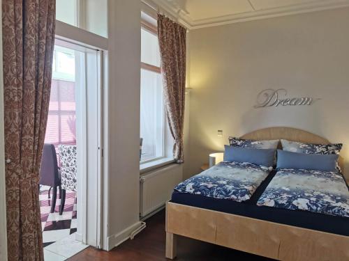 een slaapkamer met een bed en een raam bij Haus Deichvoigt in Cuxhaven
