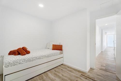 een witte kamer met een bed met een spiegel bij Salitre in Tejina