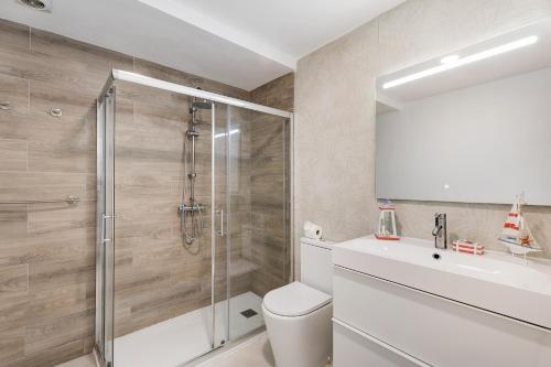 een badkamer met een douche, een toilet en een wastafel bij Salitre in Tejina