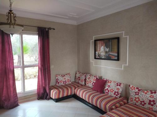 sala de estar con sofá y ventana en la Paysanne by Souna en Marrakech