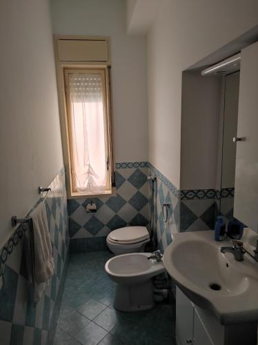 uma casa de banho com um WC e um lavatório em Mazarassai em Mazara del Vallo