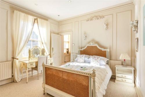 Un pat sau paturi într-o cameră la The Stray View - Harrogate