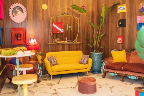 uma sala de estar com um sofá amarelo e uma mesa em Santa House em Nápoles