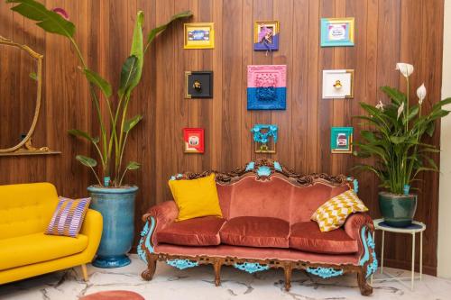 uma sala de estar com um sofá vermelho com almofadas amarelas em Santa House em Nápoles