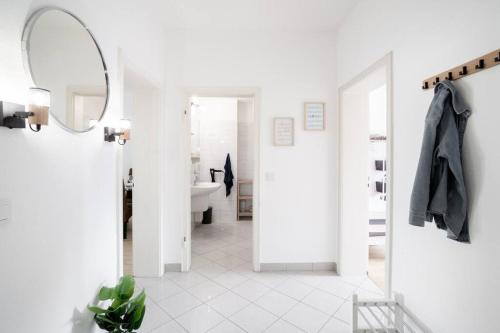 een witte badkamer met een spiegel en een wastafel bij Top Ausstattung Netflix WLAN City Central Station in Krefeld