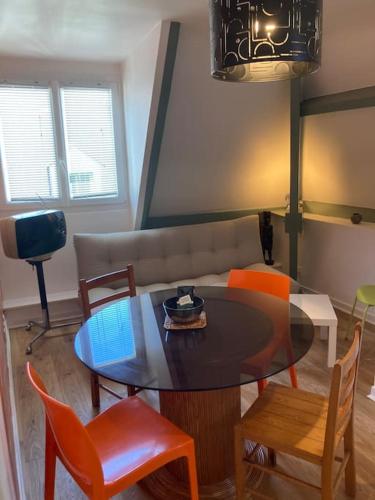un salon avec une table et des chaises de salle à manger dans l'établissement Confort et charme des 70's dans le centre piéton, à Vannes