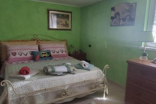 1 dormitorio con 1 cama con paredes rosas y verdes en Loving Hearts en Ortona