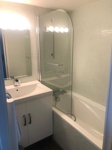 une salle de bain avec une douche, un lavabo et une baignoire dans l'établissement La Voile Blanche -Port-Grimaud Lux, à Grimaud