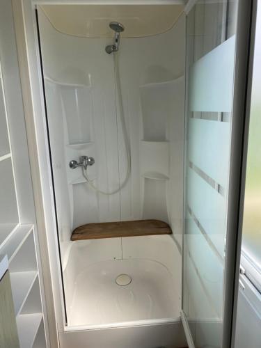 La salle de bains est pourvue d'une cabine de douche et de toilettes. dans l'établissement Mobil home camping privé, à Saint-Laurent-de-la-Prée