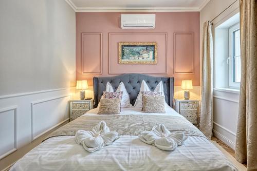 Postel nebo postele na pokoji v ubytování The Doors Boutique Apartments