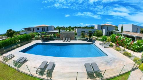 Bazén v ubytovaní Cala Rossa, Pinarello, Saint Cyprien - La Villa D'Alice alebo v jeho blízkosti