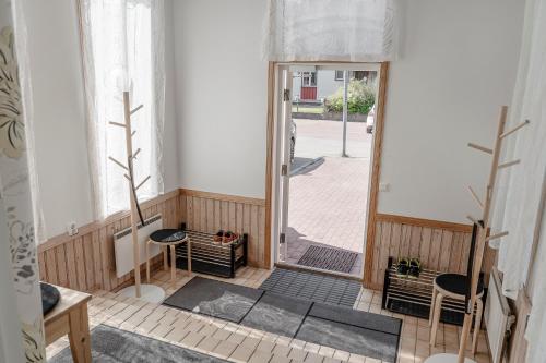 莫拉的住宿－Vandrarhemmet Stranden，一间设有两把椅子的房间和一扇开放式的门