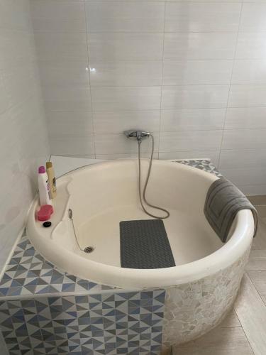 een badkamer met een bad en een tegelvloer bij Casa Roquetas in Roquetas de Mar