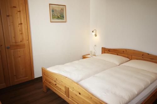 a bedroom with two twin beds in a room at Residenza Lagrev 2 Zimmerwohnung Nr 005 - Typ 21A - Hochparterre - Süd in Sils Maria