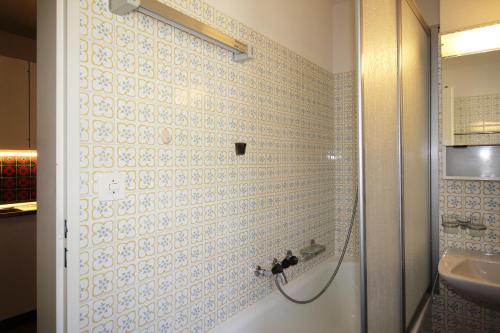 bagno con doccia e lavandino di Residenza Lagrev 1 Zimmerwohnung Nr 118 - Typ 12B - 1 Etage - Ost a Sils Maria