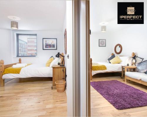 Habitación con 2 camas y alfombra morada. en Imperial Central By Your Perfect Stay Short lets Birmingham, en Birmingham