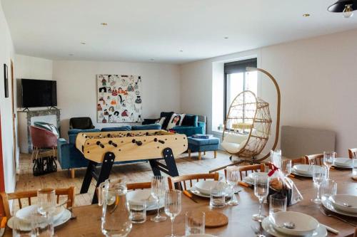 uma sala de estar com uma mesa e uma mesa de bilhar em Gîte Trou Life em Bozouls