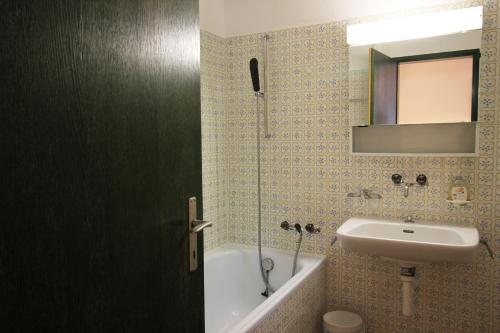 ein Badezimmer mit einer Dusche, einem Waschbecken und einer Badewanne in der Unterkunft Residenza Lagrev 1 Zimmerwohnung Nr 227 - Typ 11B - 2 Etage - Ost in Sils Maria