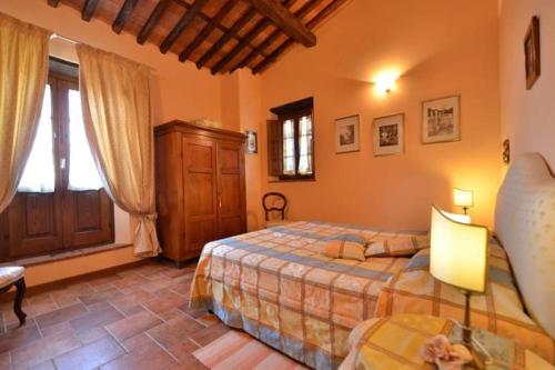 ein Schlafzimmer mit einem Bett und einem Tisch mit einer Lampe in der Unterkunft Francesca 2 Senior suite Villa Ricetro in Luciano