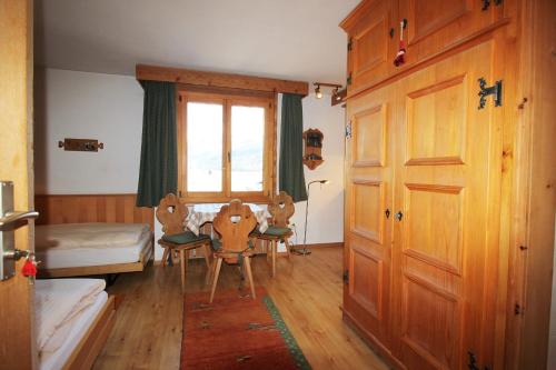 una stanza con due sedie e un tavolo e una porta di Residenza Lagrev Studio Nr 213 - Typ 10A - 2 Etage - Ost a Sils Maria