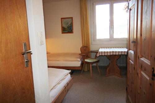 una camera con un letto, un tavolo e una finestra di Residenza Lagrev Studio Nr 113 - Typ 10A - 1 Etage - Ost a Sils Maria