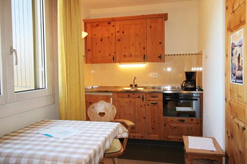 una piccola cucina con tavolo e lavandino di Residenza Lagrev Studio Nr 113 - Typ 10A - 1 Etage - Ost a Sils Maria