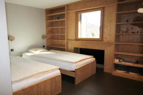 2 posti letto in una camera con camino e finestra di Residenza Lagrev 3 Zimmerwohnung Nr 205 - Typ 30A - 2 Etage - S O a Sils Maria