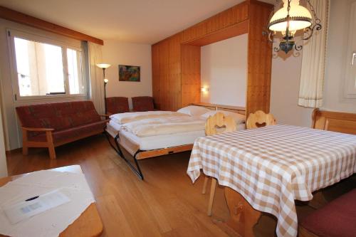 Postel nebo postele na pokoji v ubytování Residenza Lagrev 1 1 2 Zimmerwohnung Nr 011 - Typ 15A - Hochparterre - N W