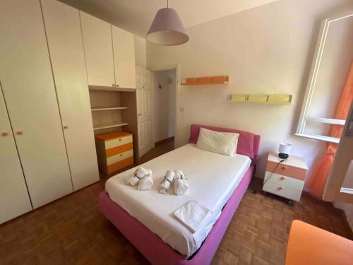 Appartamento Accademia في ليفورنو: غرفة نوم صغيرة عليها سرير وفوط