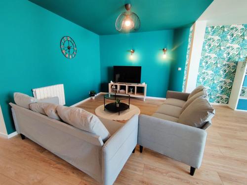 sala de estar con 2 sofás y TV en Chambre Arvor avec salle de bains privative dans une résidence avec salon et cuisine partagés, en Brest