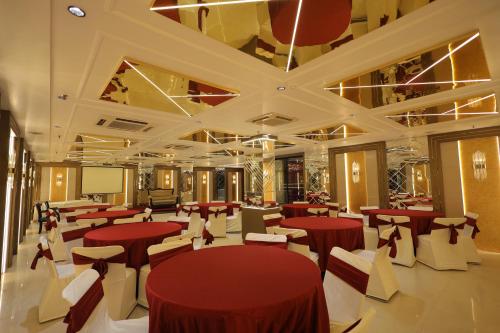 Un restaurant u otro lugar para comer en Surasena Regal Vista Agra