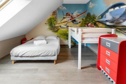 a kids room with two beds and a mural at *Villa-Disneyland-Paris* 10pers, Fitness, Cinema in Gouvernes