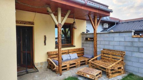 porche con pérgola de madera y banco en Ubytování u Kominíka, en Dubňany