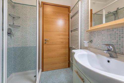 een badkamer met een wastafel en een douche bij Casa Vacanze Blue Lake in Padenghe sul Garda