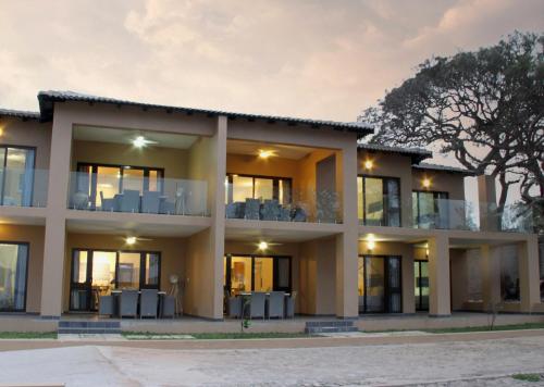 an exterior view of a house at dusk at Bilene Lodge by Dream Resorts in Vila Praia Do Bilene