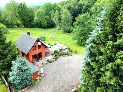 - une vue aérienne sur une maison dans les bois dans l'établissement Wierzbowy Jar - Natura Spokój Sauna Kominek Karkonosze, à Janowice Wielkie