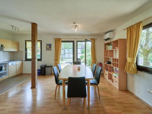 - une cuisine et une salle à manger avec une table et des chaises dans l'établissement Apartment Fieke by Interhome, à Frankenau