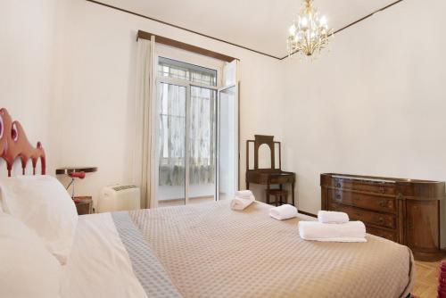 - une chambre avec un lit et 2 serviettes dans l'établissement Cà Sandra, à Côme