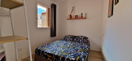 a small bedroom with a bed in a room at Appartement en bord de mer 3 in Banyuls-sur-Mer