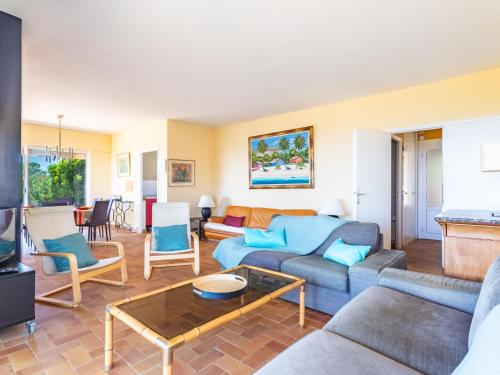 un soggiorno con divano e tavolo di Holiday Home Mont des Roses by Interhome a Bormes-les-Mimosas